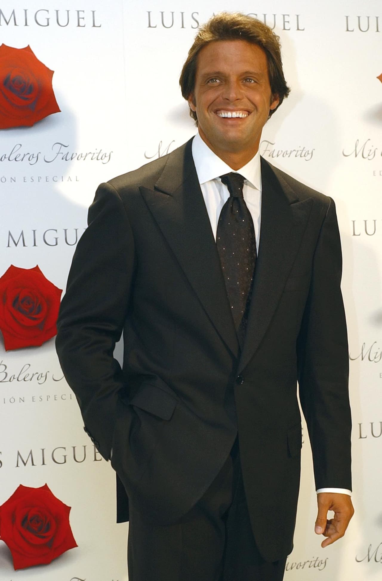 En 2001, 
<b>Luis Miguel</b> lanzó 'Mis romances' (cuarto álbum de boleros, con el sencillo 'Amor, amor, amor').