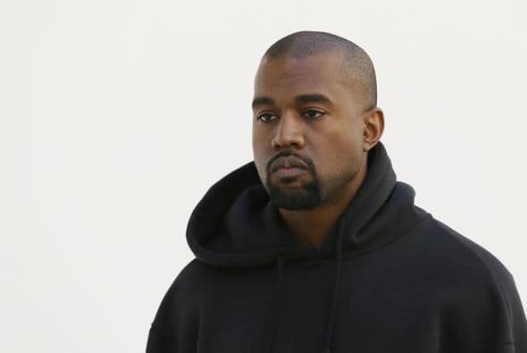 Kanye siempre anda muy serio, algunos dicen que no sabe sonreír.