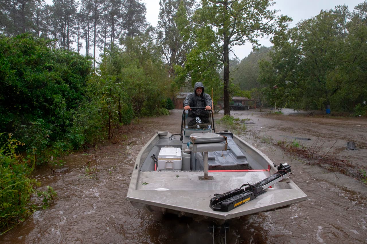 John Bridges, rescatista de la Armada de Cajún monta un bote en un remolque después de completar un rescate en Lumberton. Este grupo de rescate también ayudó a las víctimas del huracán Harvey en Houston, en 2017.