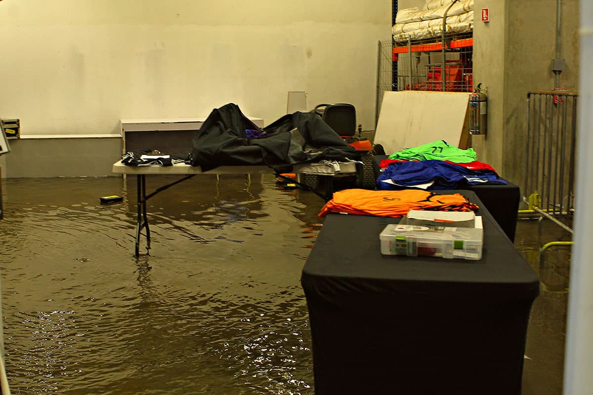 Inundación en un camerino del Estadio Akron de Guadalajara a pocos minutos de la hora oficial del juego entre Chivas y Cruz Azul por la jornada 2 del Apertura 2018 de la Liga MX.