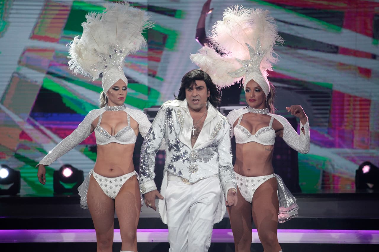 En la quinta gala de Pequeños Gigantes, el comediante se subió al escenario para cantar y bailar el tema 'Macumba', en honor a Verónica Castro.