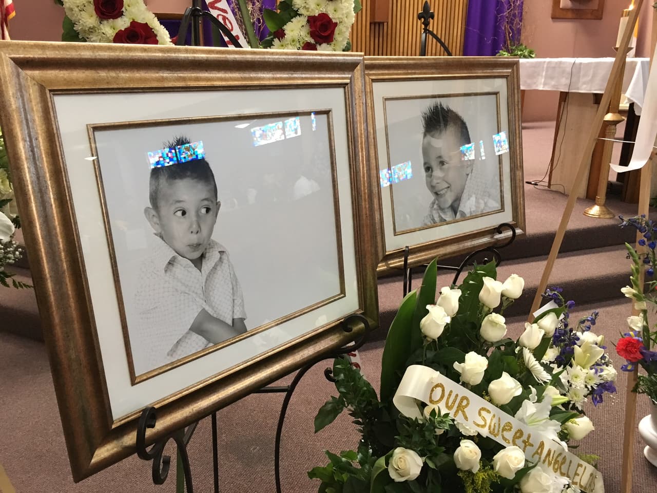 Distintas fotografías de Elías se colocaron en el altar de la parroquia.