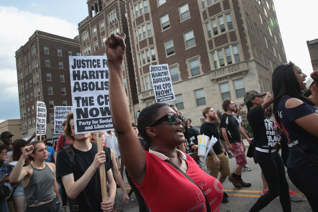 El superintendente Johnson declaró que Augustus tenía una licencia válida de armas de fuego pero que no tenía un permiso para portarla.