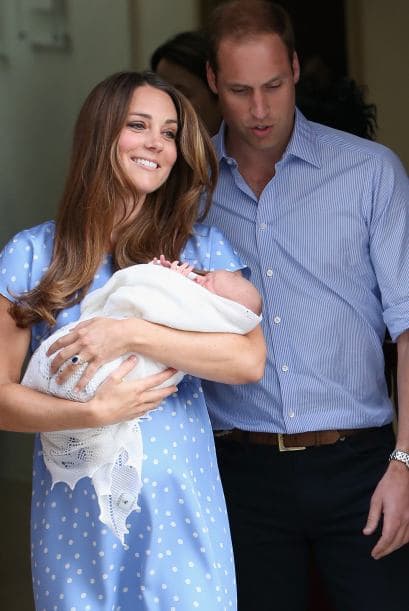 Muy emocionados y sonrientes salieron los papás primerizos con el bebé en brazos un día después del nacimiento.