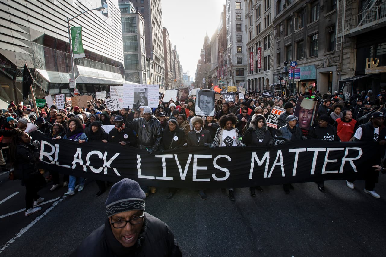 Black Lives Matter cumple 10 años pidiendo invertir en las personas y no en la policía