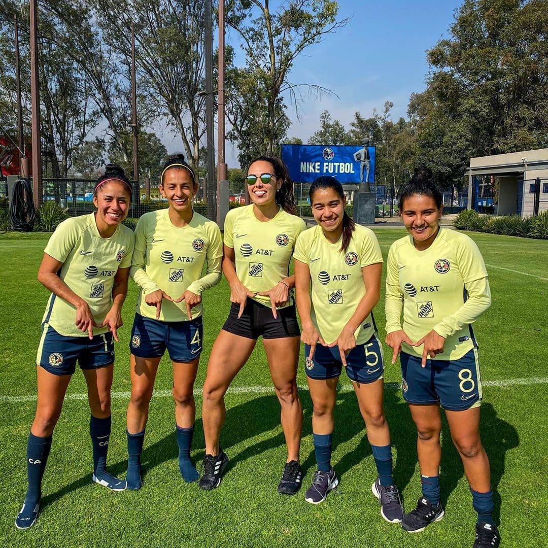 E incluso tiene su propia historia de amor por el fútbol, que probablemente heredó de su padre, el profesor Ariel González.