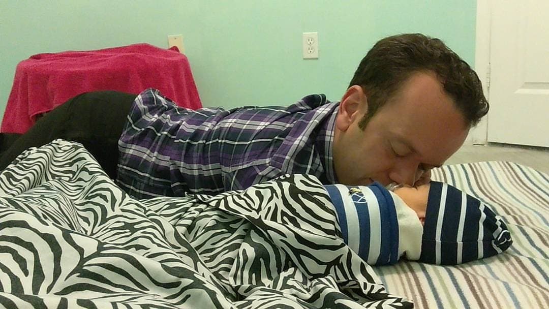 En entrevista para Despierta América, Carlitos 'El Productor' relató que, previo al ingreso de su hijo al hospital, el pequeño Sebastián tuvo un ligero catarro, y al tercer día notó a su hijo desanimado y con fiebre.