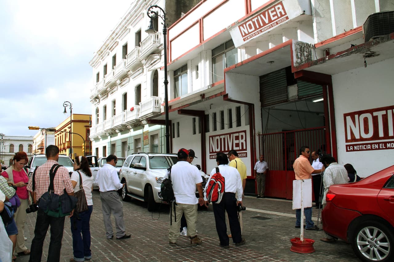 El sexenio negro para los periodistas de Veracruz, una de las zonas más afectadas por esta lacra, comenzó con la muerte de 
<b>Miguel Ángel López Velasco</b> y su hijo, el reportero gráfico 
<b>Misael López Solana</b>. Ambos trabajan en el diario crítico con el gobierno Notiver.