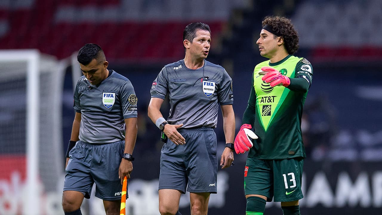 Ochoa explotó: “El árbitro permitió todo, hasta una fractura”