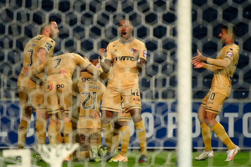 Jackson Porozo (8’) adelantó a Boavista y Alberth Elis (45+1’) crecía la diferencia. Taremi (54’) y Oliveira (82’) emparejaron los cartones. Hacia el final del juego, Porto daba vuelta al marcador, pero el tanto sería anulado. Porto se medirá a Juventus en los Octavos de la Champions a media semana.