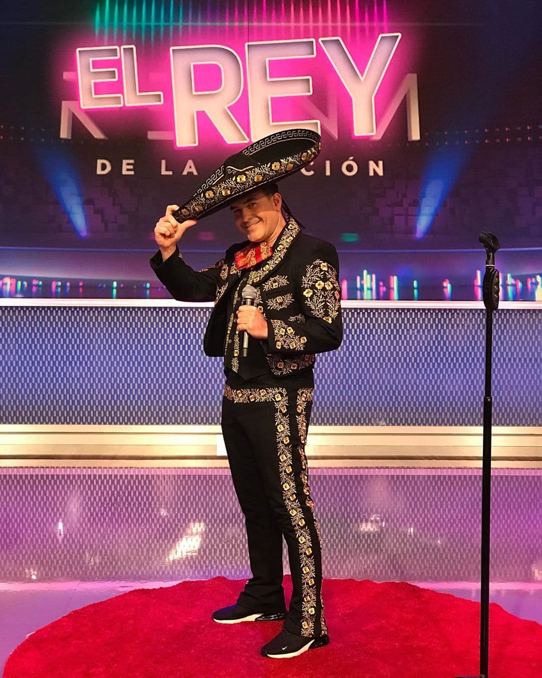 Aunque no es el mejor cantante, sabe divertirse y hace unas semanas se vistió de charro e interpretó uno de los grandes éxitos de la música mexicana.