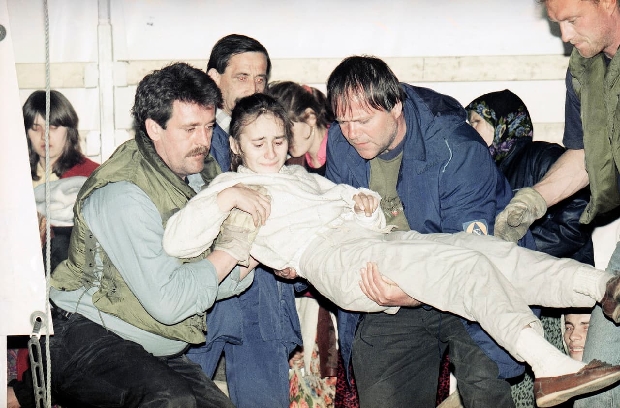 Voluntarios bosnios cargan a una niña de Srebrenica que logró escapar en un camión de las Naciones Unidas. Ratko Mladic dijo en el juicio que las acusaciones eran falsas y sus abogados intentaron detener el juicio por razones médicas. Fue condenado a la cárcel de por vida a los 74 años de edad.