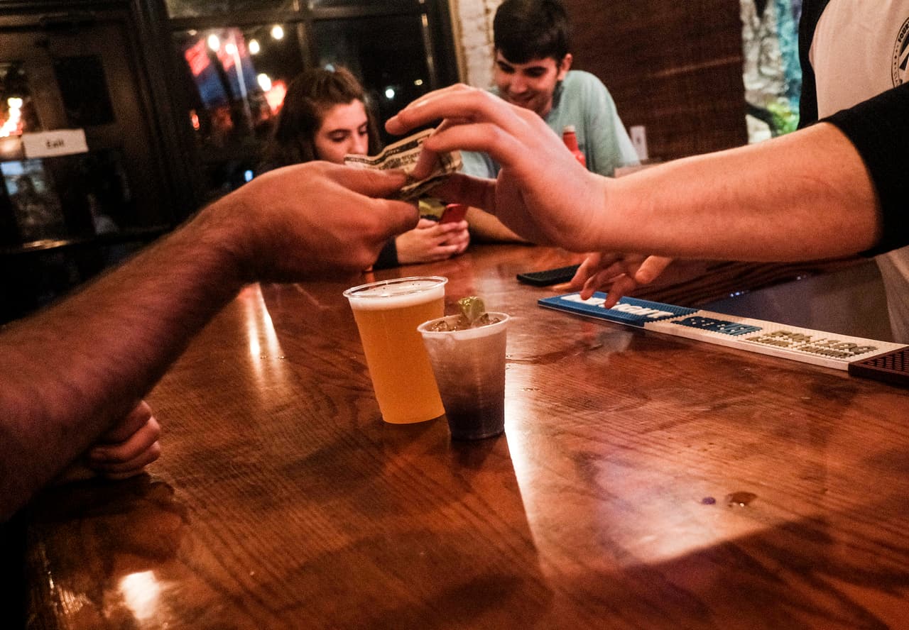 Juez del condado Williamson quiere ser el primero en permitir que los bares reabran a un 50%