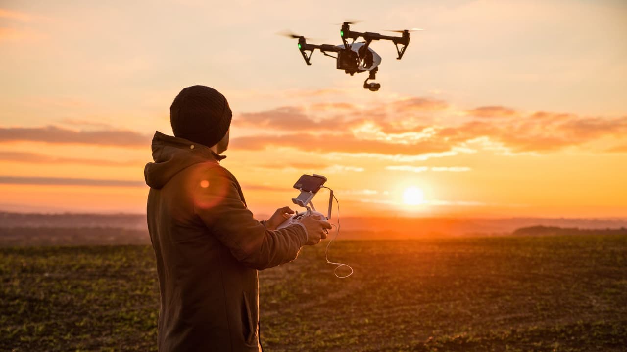 <h3 class="cms-H3-H3">▶️ Requisitos legales para volar y operar un dron en Texas </h3>
<br>➡️ 
<b>Licencia de Piloto de UAS (Sistema Aéreo No Tripulado):</b> Cualquier persona que planee operar un dron con fines comerciales en Texas debe obtener una Certificación de Piloto de UAS otorgada por la Administración Federal de Aviación (FAA). Este examen cubre temas cruciales como las leyes de la aviación, seguridad aérea y operación de drones. Incluso si no tienes fines comerciales, es importante conocer las reglas básicas para volar legalmente tu drone en el espacio aéreo de Texas. 
<br> ➡️ 
<b>Registro del dron: </b>Todos los drones que pesen más de 0.55 libras deben ser registrados en la FAA. Este proceso es sencillo y 
<a href="https://www.faa.gov/uas/commercial_operators/become_a_drone_pilot" target="_blank">se realiza en línea a través del sitio web, haz clic aquí</a>. El registro es válido por tres años y debe renovarse a tiempo. Asegúrate de llevar un comprobante del registro siempre contigo mientras operas tu dron para evitar problemas legales.