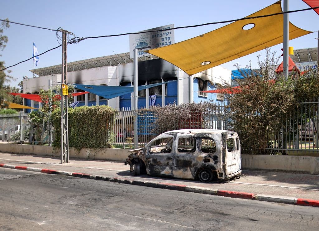 El primer ministro israelí, Benjamin Netanyahu,
<b>declaró el estado de emergencia en Lod</b>, donde la policía dijo que "estallaron disturbios a gran escala entre algunos de los residentes árabes", y las autoridades impusieron más tarde un toque de queda durante la noche.