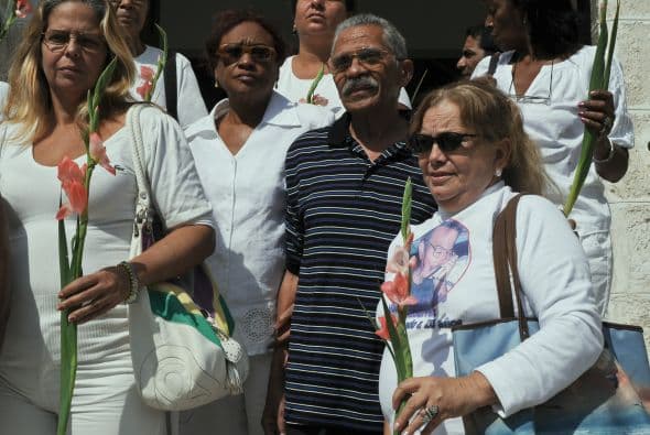Ramos acudió a la habanera iglesia de Santa Rita para encontrarse con las "Damas de Blanco", familiares de este colectivo de disidentes que piden la libertad de los presos políticos.