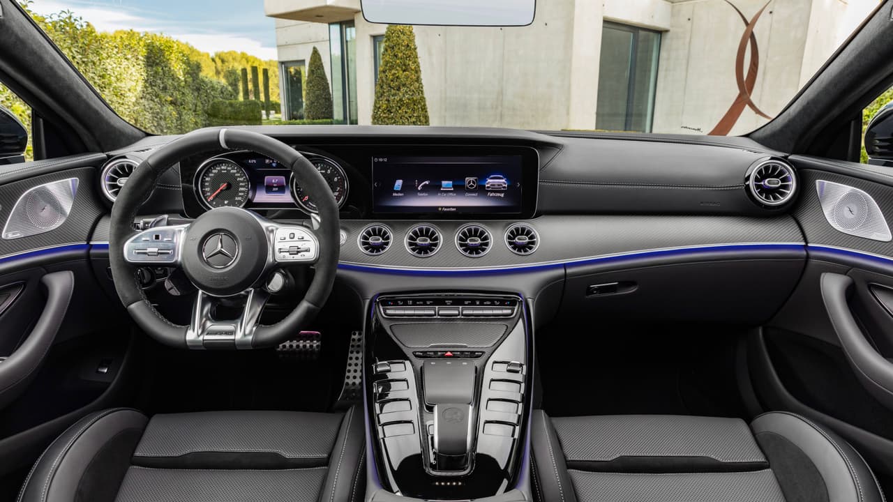 Para los puristas no convencidos por la conveniencia de los paneles de instrumentos convencionales Mercedes-AMG ofrece la opción de instrumentos analógicos para el GT Coupe de 4 puertas. Es difícil imaginar a muchas personas eligiendo esta opción por lo que podemos predecir que en algunas décadas los autos así equipados serán codiciadas piezas de colección.