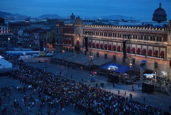 En la ciudad de México, varios son los lugares donde se reúne la gente para celebrar el Grito de Independencia, sin embargo el Zócalo capitalino es el lugar más concurrido.