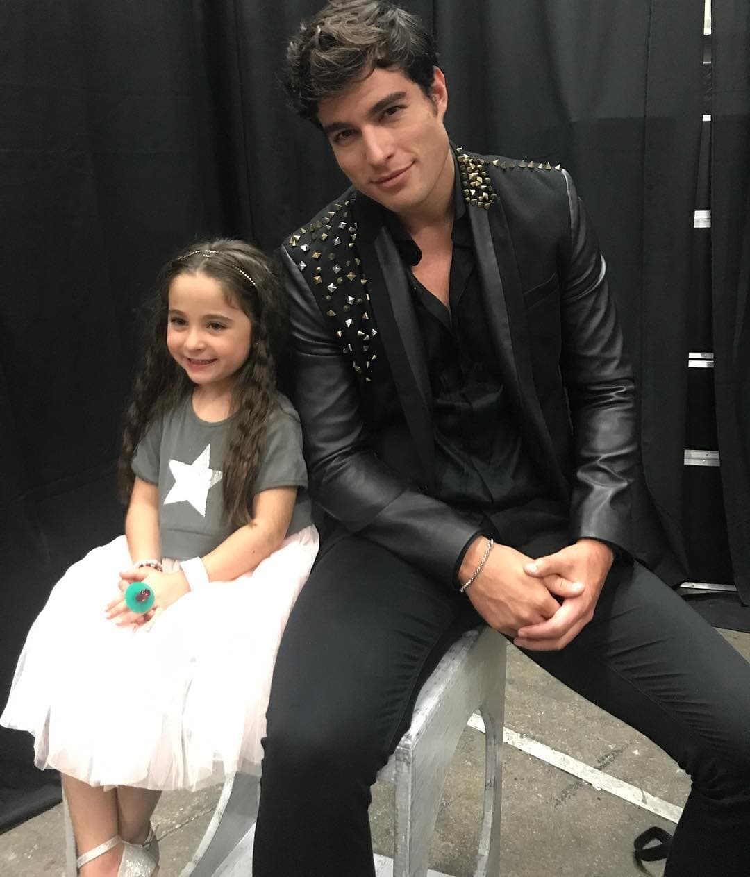 "Yo creo que a mi ella me quiere! @soylaracampos #kcamexico", fue lo que comentó el actor junto a esta imagen que subió a su cuenta de Instagram, dejando ver que aunque hace meses finalizaron las grabaciones de '
<b><a href="http://www.univision.com/novelas/la-doble-vida-de-estela-carrillo">La doble vida de Estela Carrillo</a></b>' su amistad continúa.