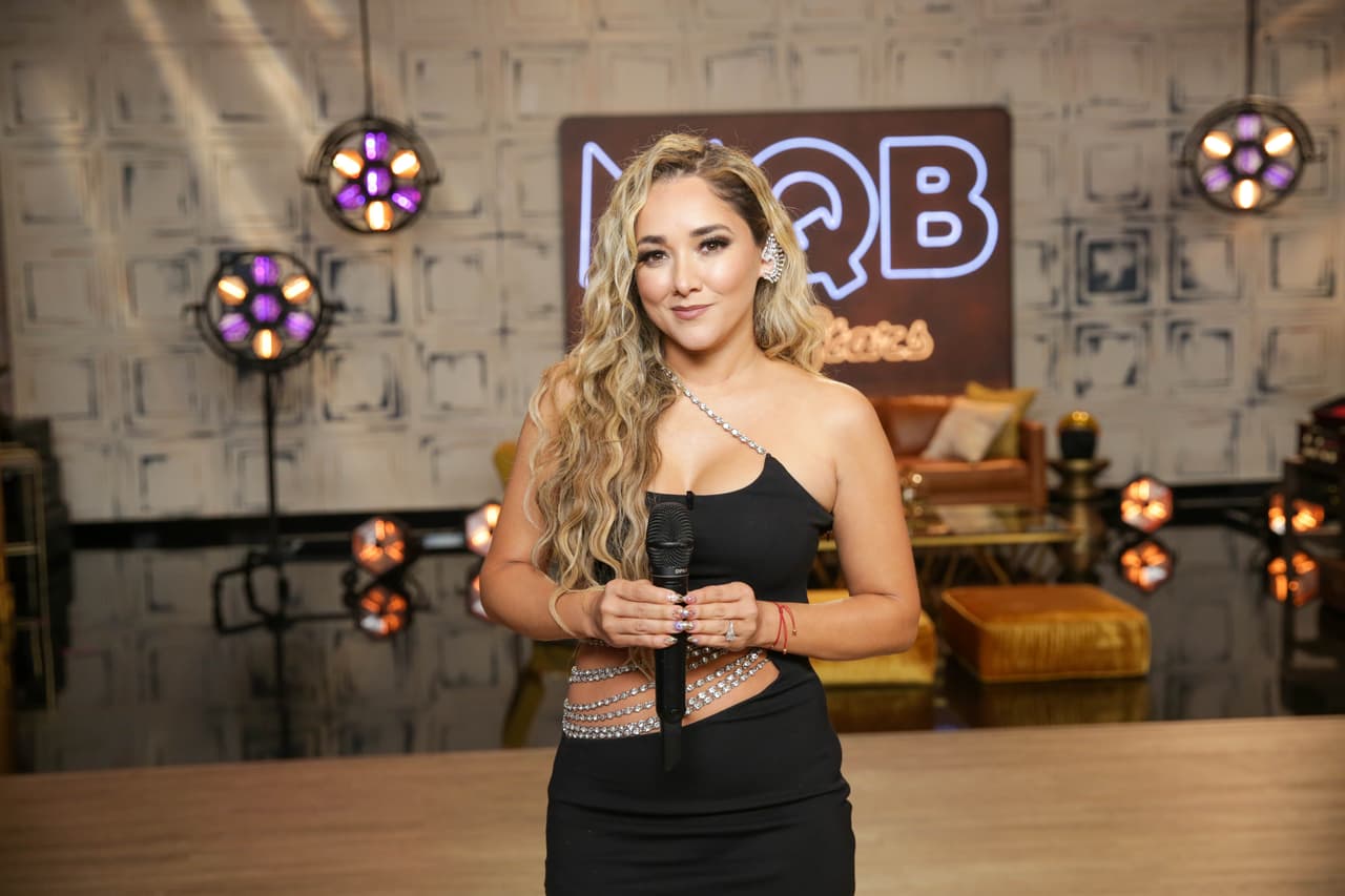 Ella eligió también un vestido negro de amplio escote con unas tiras de pedrería muy coquetas que dejaban entrever su abdomen.