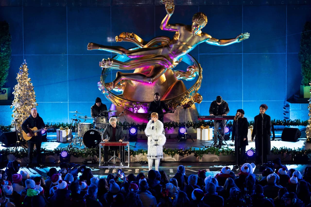 La
<b>tradición del árbol del Rockefeller Center comenzó en 1931</b>, cuando obreros que construían el complejo colocaron un abeto balsámico de seis metros decorado con guirnaldas hechas a mano, buscando elevar el ánimo en plena Gran Depresión.
