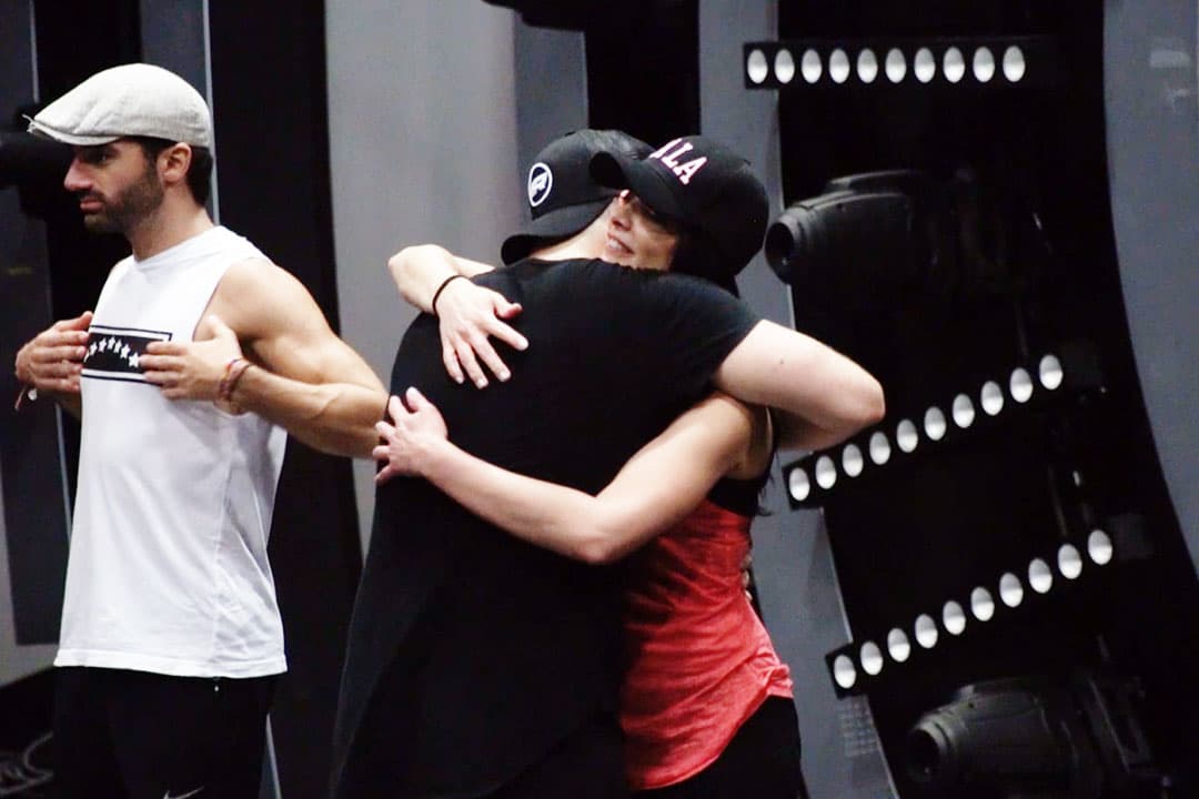 Los actores se abrazaron para despedirse, pues deben estar completamente concentrados durante los ensayos.