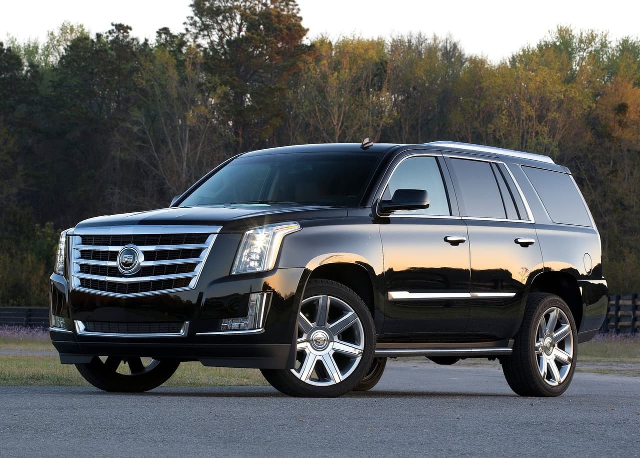<h3 class="cms-H3-H3"><b>Cadillac Escalade</b></h3>
<br>
<br>A lo largo de los años, esta camioneta se ha convertido en la normativa de los empresarios, artistas, deportistas y hasta políticos como medio de transporte. Y es que ofrece una combinación de lujo, versatilidad, potencia y tecnología como ningún otro modelo en el mercado. A pesar de que General Motors recientemente lanzó la nueva generación de esta camioneta, Bezos aún mantiene la misma unidad de la generación anterior. Este vehículo al momento de llegar al mercado tenía un precio inicial de 73,000 dólares.
<br>