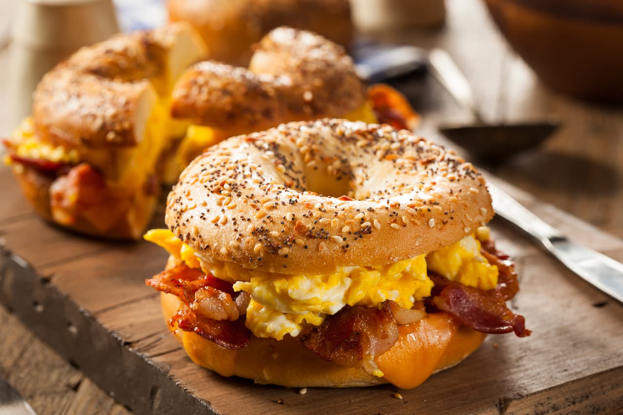 Bagel de huevo con tocino