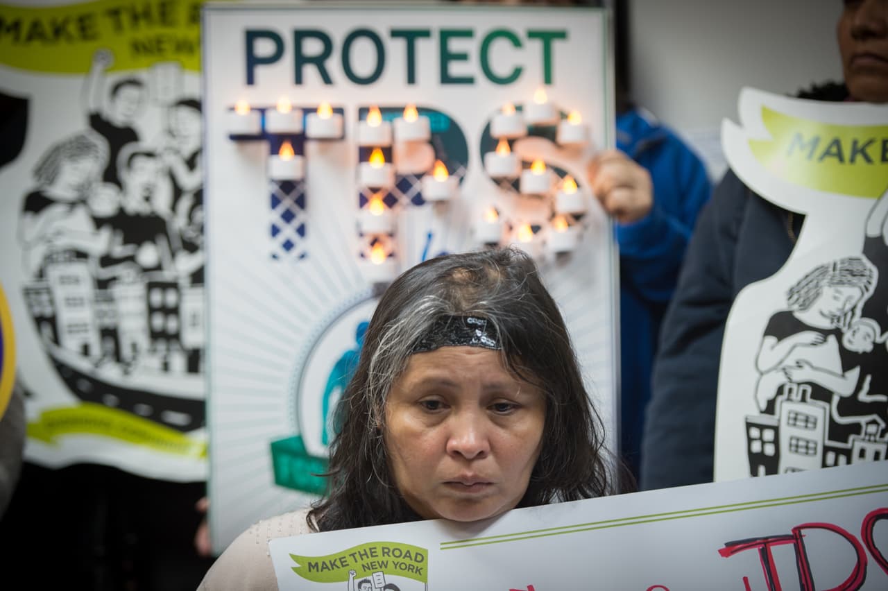Activistas y políticos protestaron en la capital del país. El gobierno dará a los que tienen el beneficio migratorio hasta el mes de septiembre de 2019 como plazo para abandonar el país o buscar una salida legal a su situación.