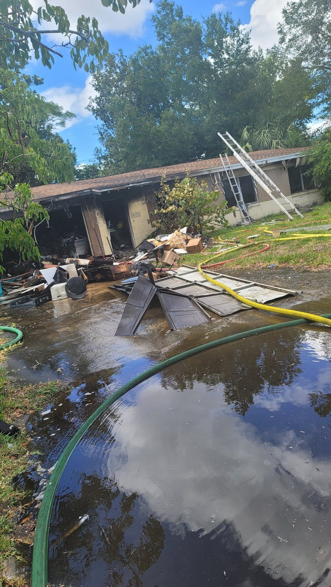 El Departamento de Rescate de Bomberos de Maitland ayudó en las labores para sofocar el incendio en la casa de Alfred Drive.
<br>