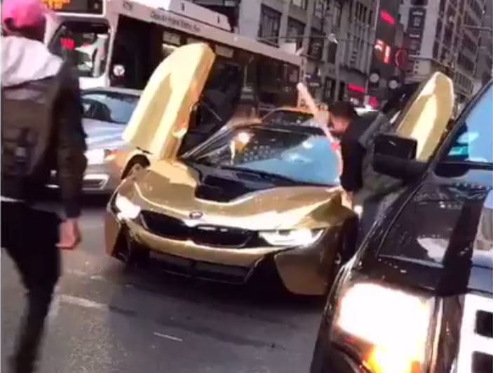 En Video: BMW i8 recibe batazo en su parabrisas por detener en tráfico en NY