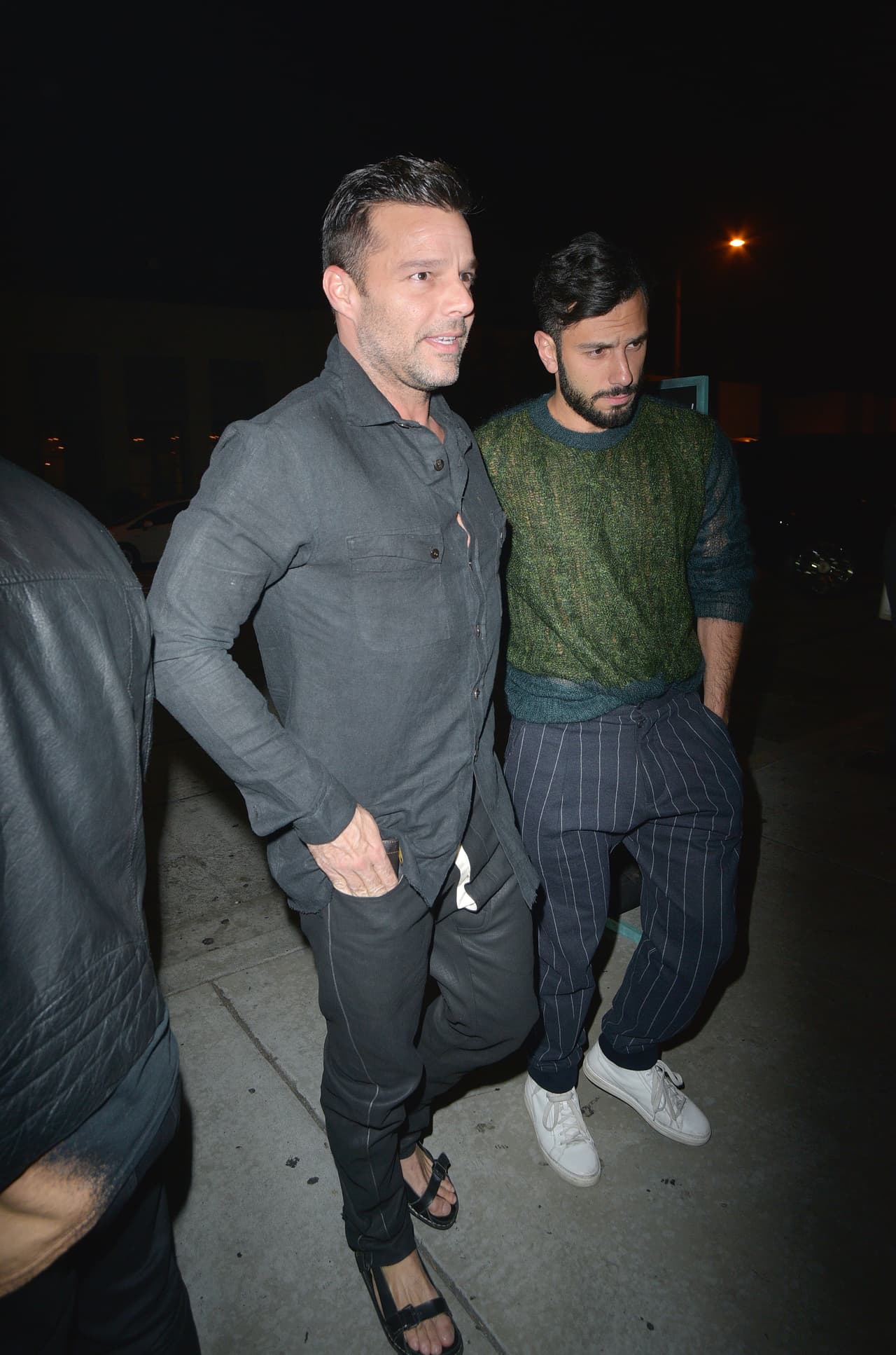 De acuerdo con allegados a la pareja, cita Mezcalent, Ricky Martin admira que su prometido siempre tenga una sonrisa y 
<b>mantenga el buen humor</b>, ante cualquier circunstancia. Le encanta además que sea tan
<b>romántico</b> como él y que 
<b>no se limita al expresar lo que siente</b>.