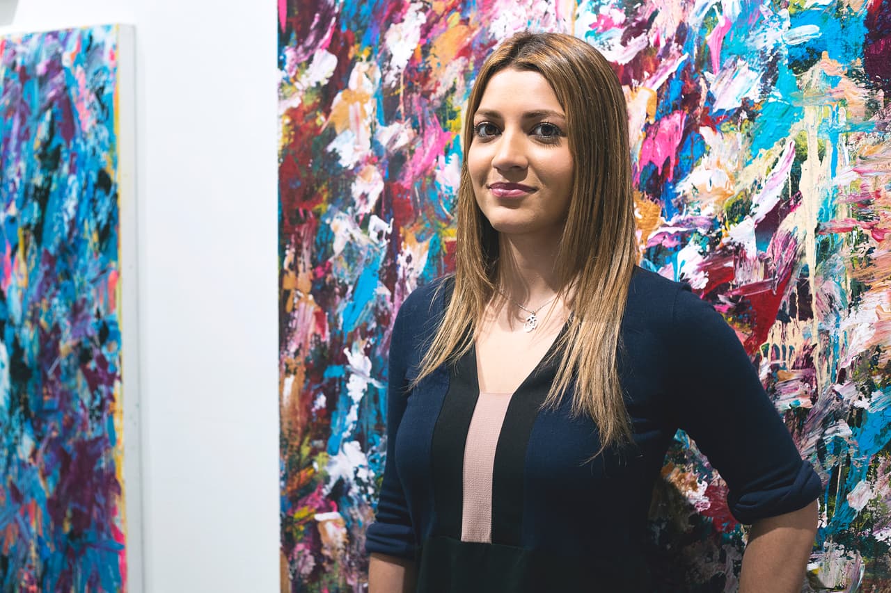 Adieny sabía que desde pequeña era diferente, pero comenzó a usar la pintura y la escritura para desbordar sus pensamientos y atender la depresión que le resultaba su conflicto.