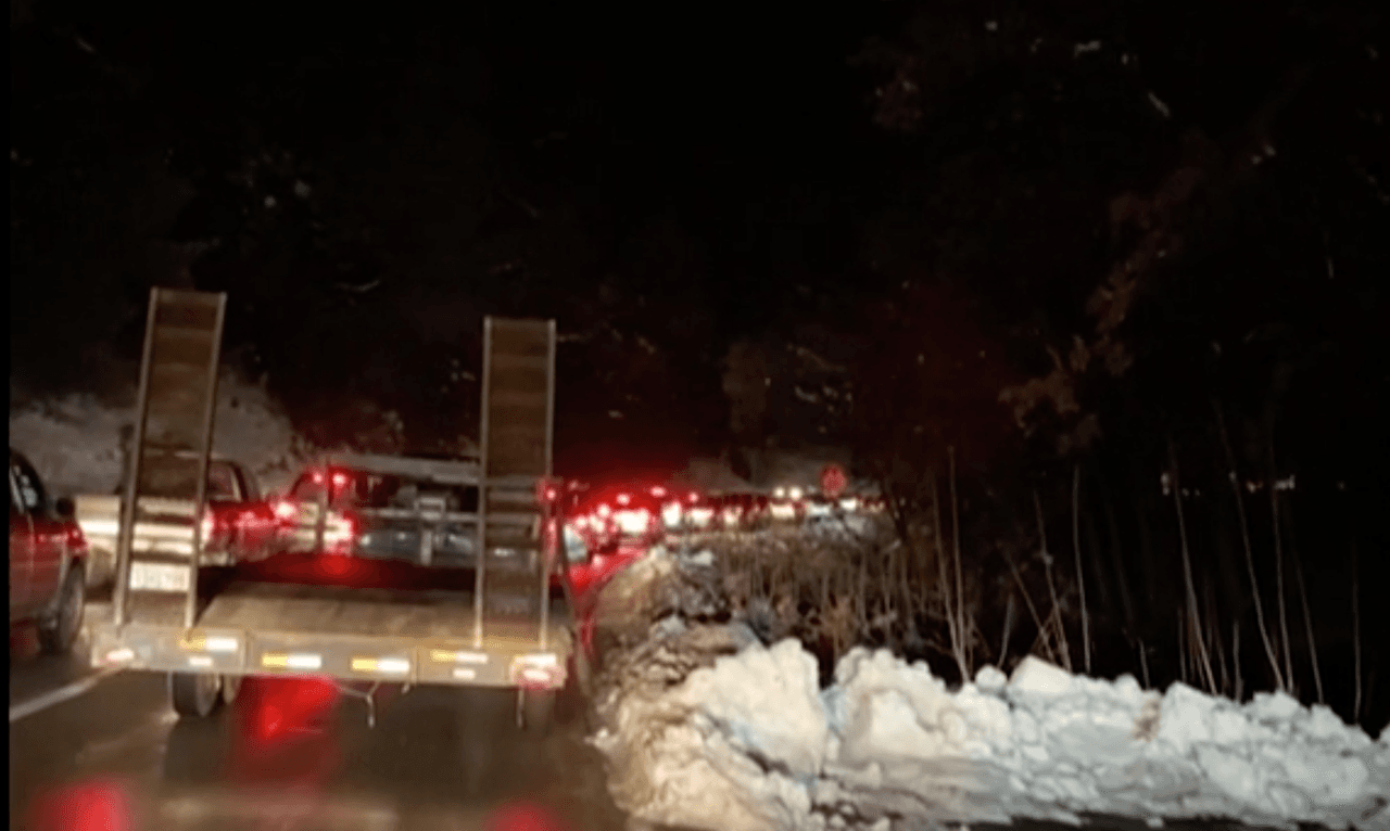 1. -
<b> Trae contigo suministros extras</b>
<br>Las autoridades recomiendan que traigas a tu paseo suministros extras de comida, agua, abrigos, baterías para el teléfono, así como un mapa en papel. Esto debido a que un viaje de un día se puede prolongar por cierres de vías debido a accidentes o nevadas sorpresas.