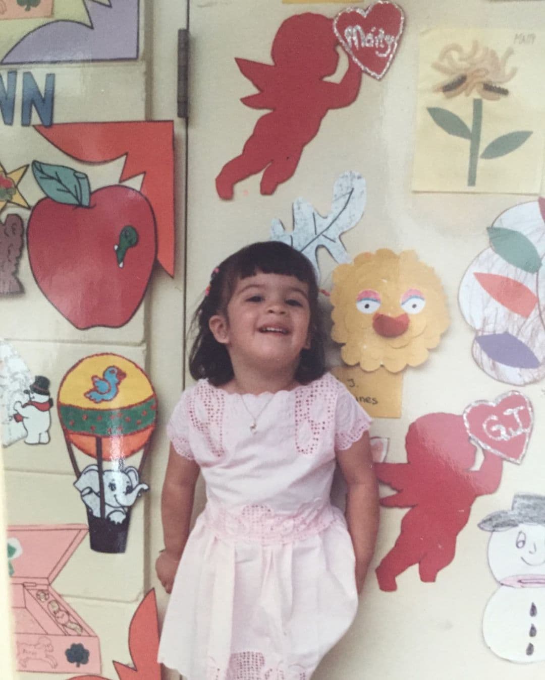 Maity Interiano aprovechó también el jueves del recuerdo para desearle a los estudiantes un feliz regreso a clases, en la fotografía añadió lo que la Maity de hoy le diría a la niña de la foto en su comienzo en el preescolar: “Toda va a estar bien. Confía en ti que con esfuerzo y paciencia, vas a lograr todo lo que te propongas.”