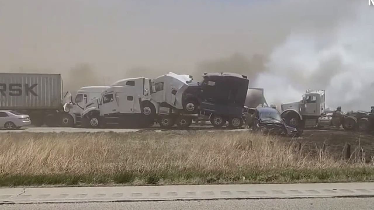 Este lunes, cerca de las 11 a.m. se registró un choque múltiple en el que se vieron involucrados alrededor de 70 autos. Autoridades indicaron que el accidente se debió a la nula visibilidad a causa de una tormenta de polvo.