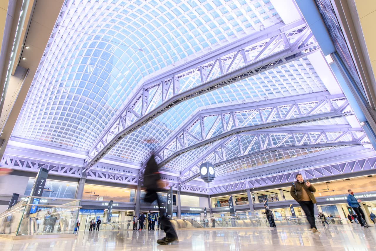 El senador Moynihan sugirió en 1998 trasladar la estación al edificio James A. Farley que alberga la antigua Oficina Central de Correos. El senador quería construir una réplica de la histórica Penn Station que fue derribada en 1963.