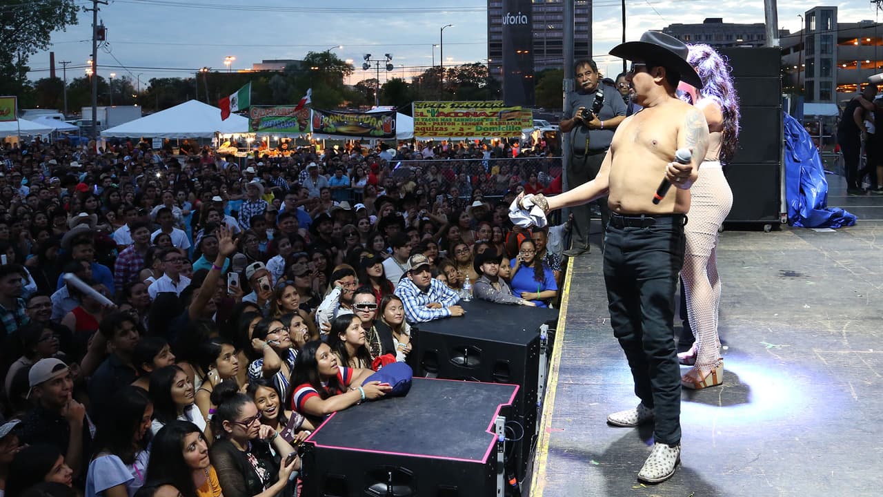 Y 
<b>El Feo</b> no desaprovechó la oportunidad de demostrar su sensualidad y hasta regaló su camisa al público.