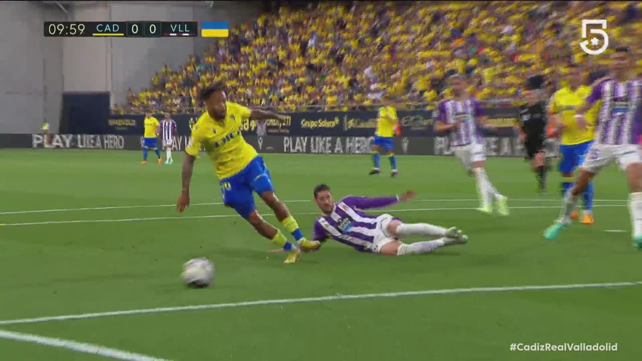 ¡Barrida salvadora! Sergio Escudero evita que Cádiz tome la delantera