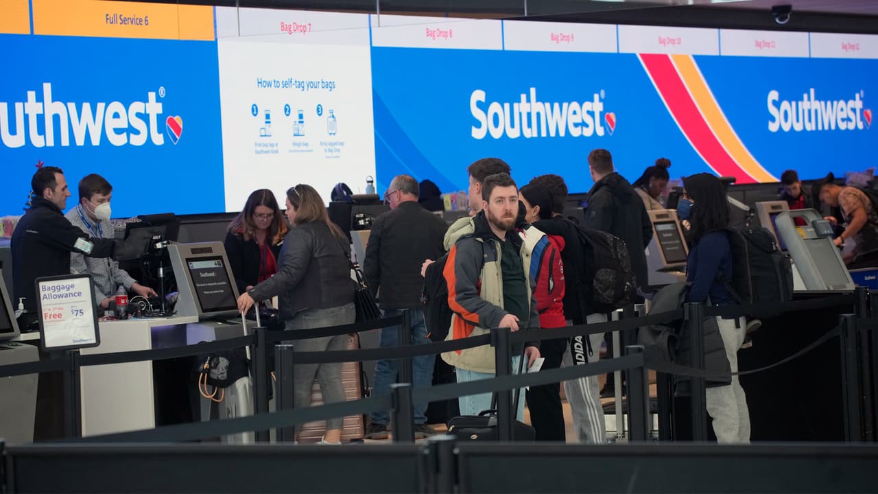 Reguladores federales prometieron una revisión rigurosa de lo que sucedió. Los ojos están puestos en l
<b>a tecnología obsoleta para programar al personal </b>que dejó a las tripulaciones de vuelo sin asignar debido al mal clima, prácticamente c
<b>errando casi todas las operaciones de la aerolínea</b>, resalta AP.