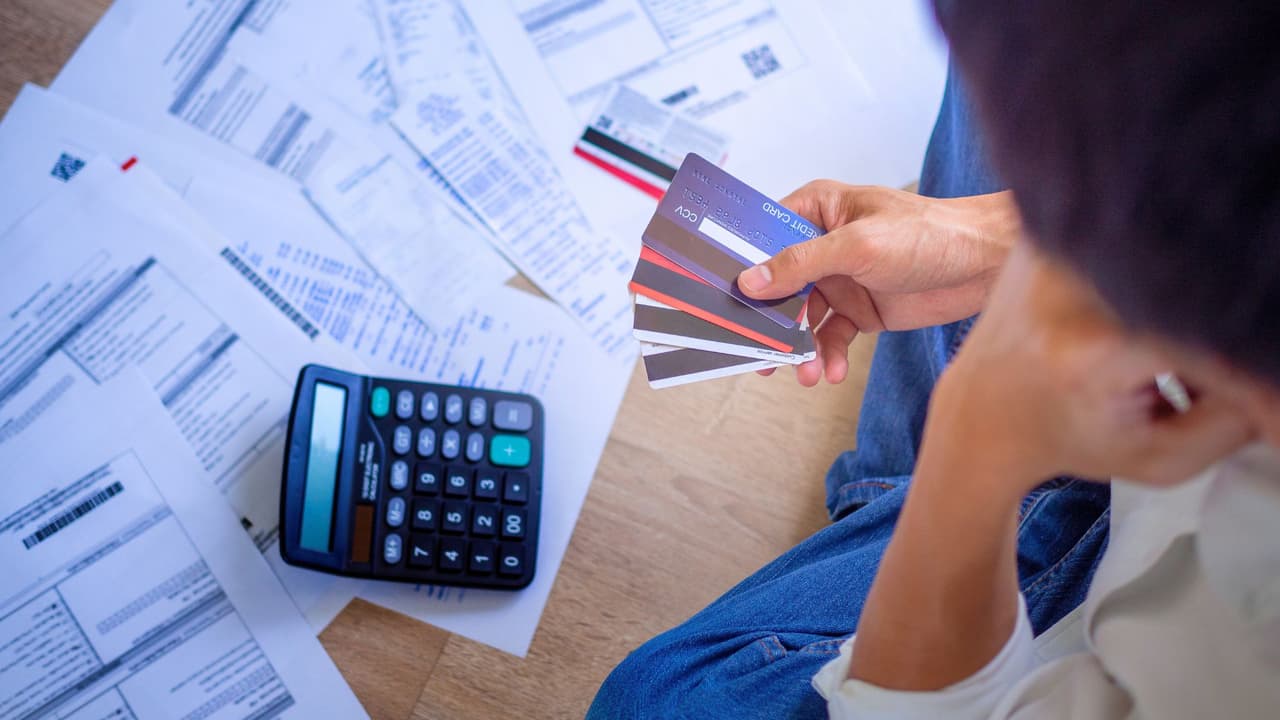 Migrantes que planean irse de EE.UU., ojo con las deudas que pueden traer consecuencias legales