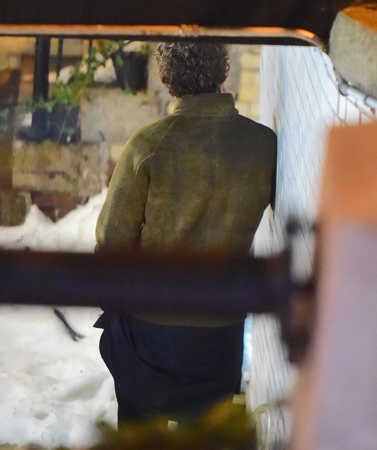 Aquí con su look rizado.