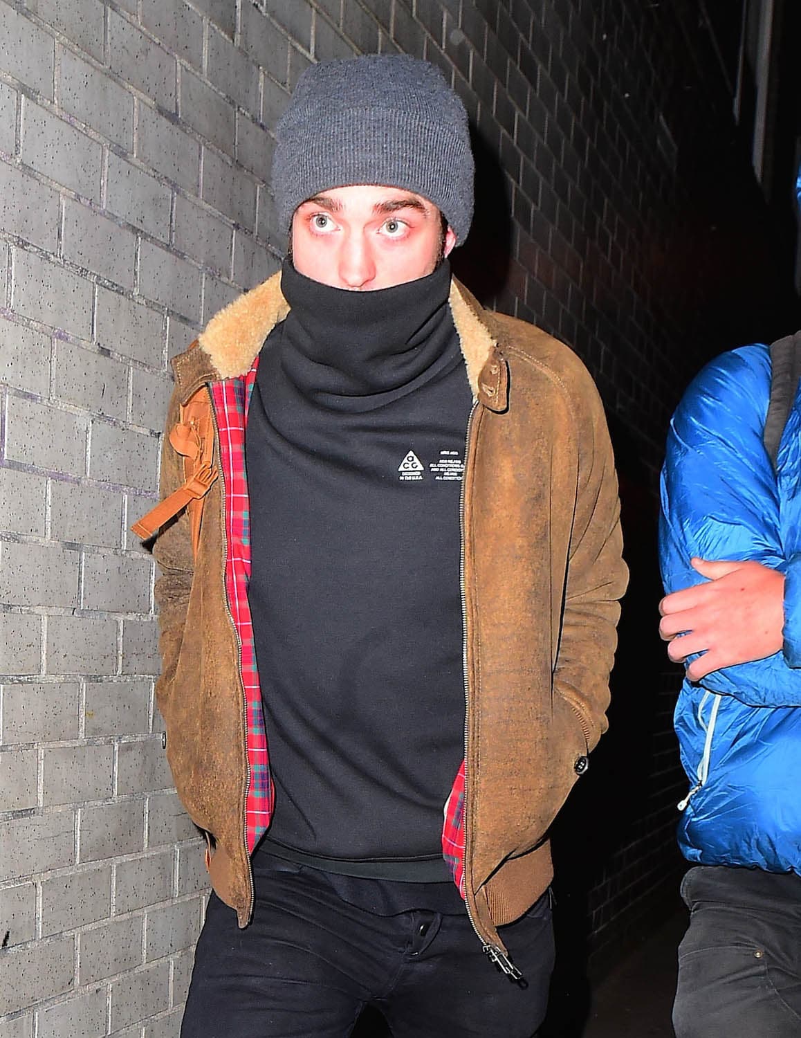 Hasta quiso pasar desapercibido ante el fotógrafo.