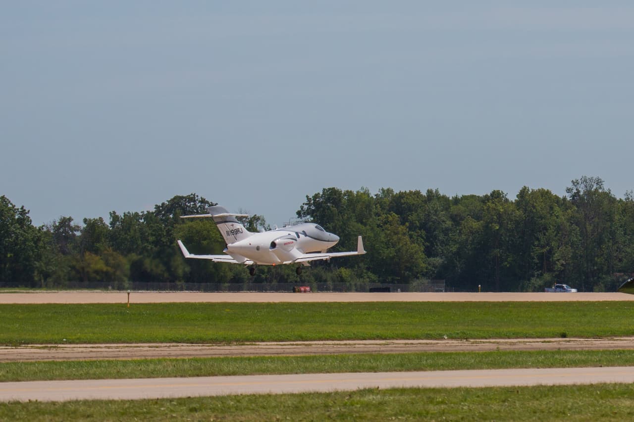 El HondaJet Elite viene equipado con un sistema de control automático de vuelo con aterrizaje frustrado y protección de velocidad insuficiente. El piloto automático de la aeronave se mantiene conectado, mejorando así la seguridad y reduciendo la carga de trabajo del piloto.