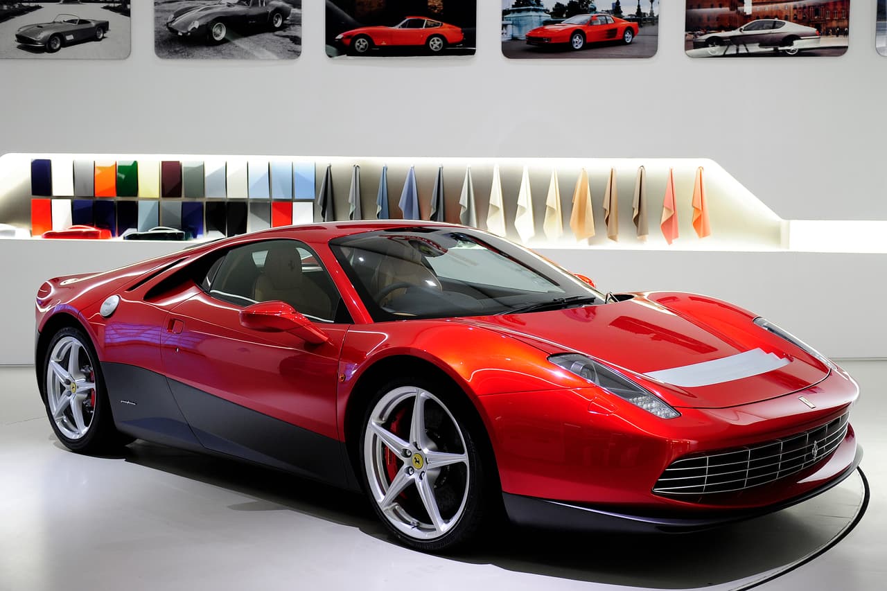 Tal es el caso de este Ferrari SP12 EC construido para el músico Eric Clapton, quien es un cliente reconocido con tres Ferrari en su garaje. Está basado en el Ferrari 458 Italia y combina elementos de modelos de la marca de los años 80. Los rumores indican que el SP12 EC costó cinco millones de dólares.
