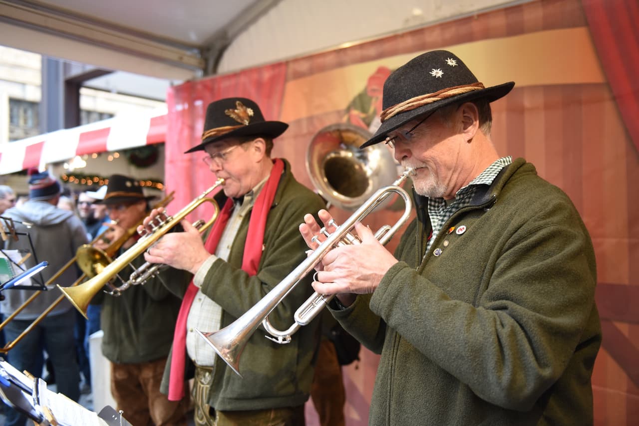 El Christkindlmarket une la apreciada tradición alemana y europea con el estilo internacional y el encanto local. Inspirado en el Christkindlesmarkt del siglo XVI en Nuremberg, Alemania, uno de los primeros mercados al aire libre de su tipo, el Christkindlmarket es conocido por los regalos y comida de alta calidad de sus proveedores, la alegría navideña y por ser el lugar ideal para que las familias hagan recuerdos únicos.