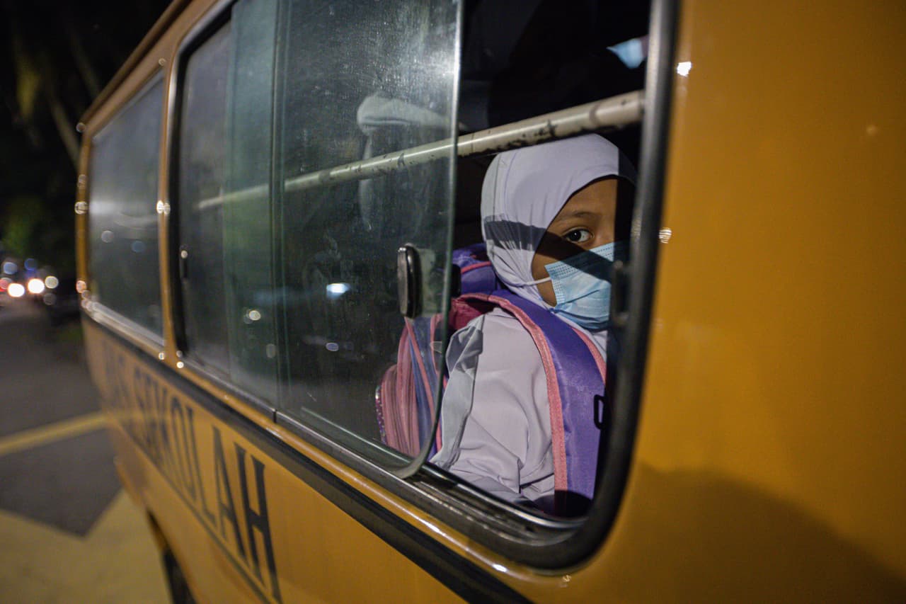 <b>Transporte escolar: </b>independientemente de la política de mascarillas de la escuela, todos los pasajeros y conductores deben usar el tapabocas en los autobuses escolares.