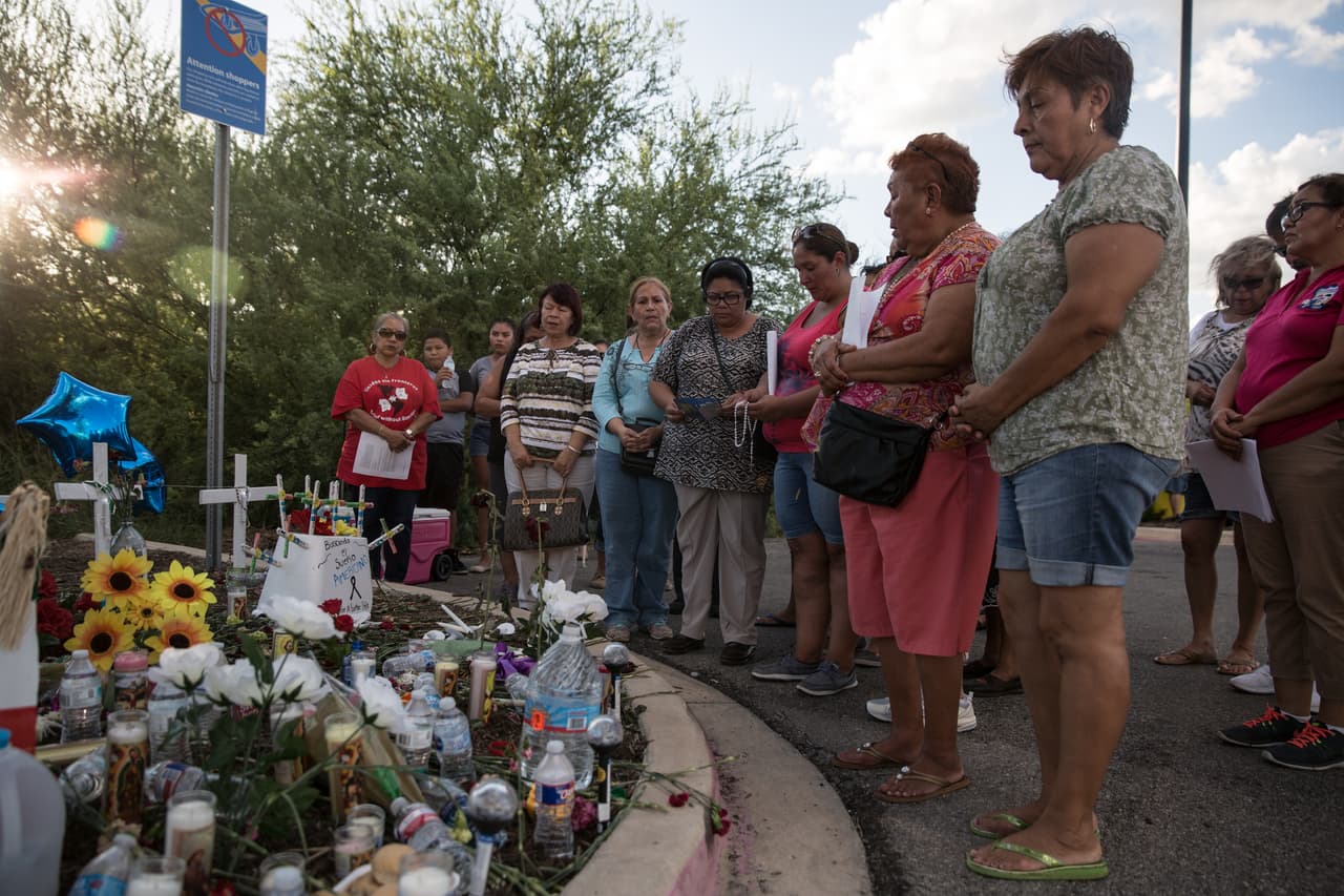 Desde el miércoles, iniciaron un novenario de oraciones. Este jueves lo rezaron en inglés y el español frente al altar simbólico.