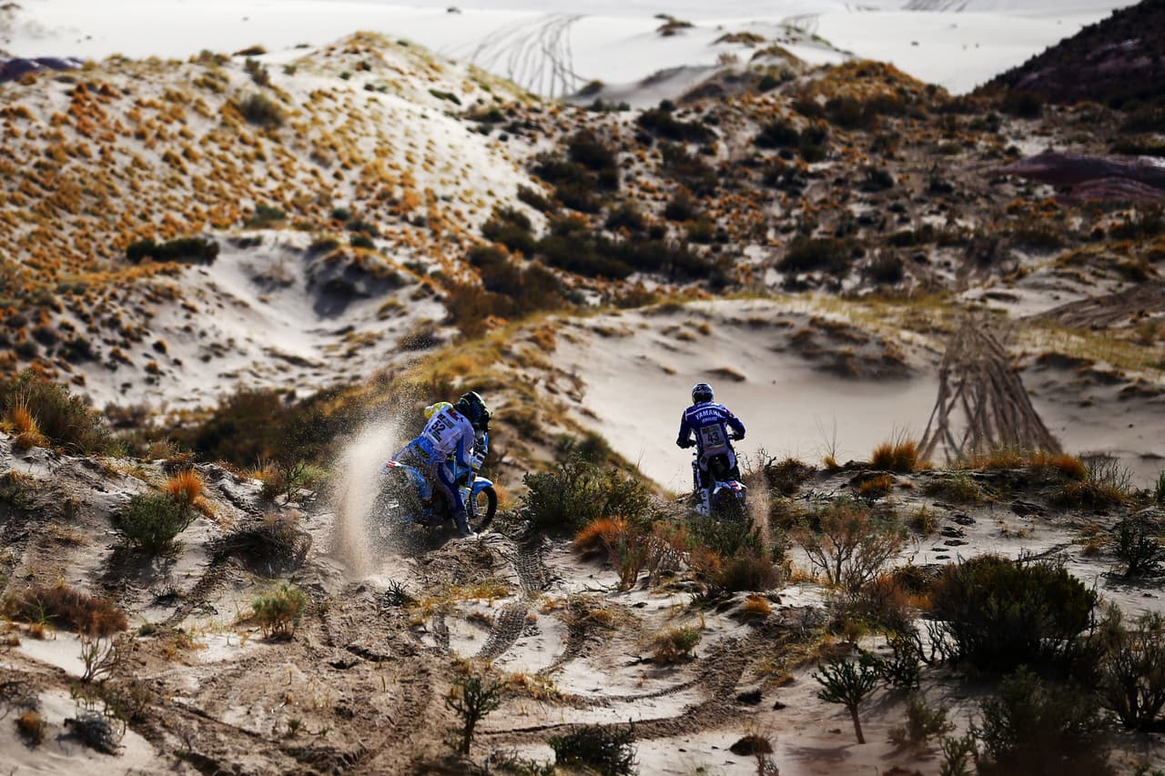El rally Dakar es la primera gran competencia del año en automovilismo y motociclismo, en recorridos por lugares desérticos en los que los competidores incluso arriesgan su vida. En medio de esa exigencia, la belleza de la naturaleza, multicolor y diversa, adorna la carrera en Suramérica.