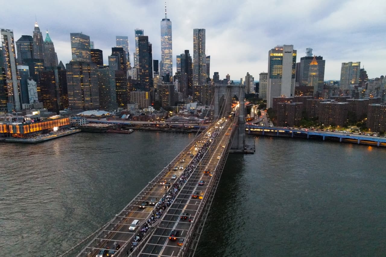Miles de personas toman el puente de Brooklyn en protesta contra el mandato de vacunas